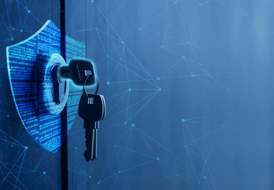 Ein Schlüsselbund steckt mit einem der Schlüssel in einem Schloss an einer blauen Tür, auf der technische Muster projeziert werden.